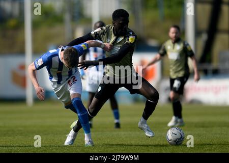 Brendan Wiredu de Colchester United lutte contre Tom Crawford de Hartlepool United - Hartlepool United contre Colchester United, Sky Bet League Two, Super 6 Stadium, Hartlepool, Royaume-Uni - 7th mai 2022 usage éditorial uniquement - restrictions DataCo applicables Banque D'Images