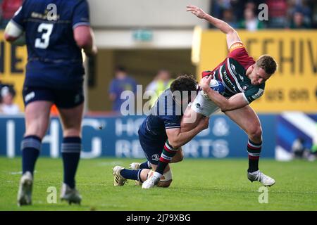 Harry Potter de Leicester Tigers (à droite) est attaqué par Jimmy O'Brien de Leinster lors du match final de la coupe Heineken Champions au stade Mattioli Woods Welford Road, à Leicester. Date de la photo: Samedi 7 mai 2022. Banque D'Images