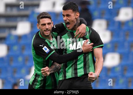 Gianluca Scamacca des États-Unis Sassuolo (r) fête avec Domenico Berardi après avoir remporté le but de 1-0 lors du match de football de Serie A entre les États-Unis Sassuolo et Udinese Calcio au stade Citta del Tricolor à Reggio Emilia (Italie), en mai 7th 2022. Photo Andrea Staccioli / Insidefoto Banque D'Images