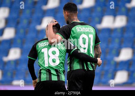 Gianluca Scamaca des États-Unis Sassuolo (r) fête avec Giacomo Raspadori après avoir inscrit le but de 1-0 lors du match de football Serie A entre les États-Unis Sassuolo et Udinese Calcio au stade Citta del Tricolor à Reggio Emilia (Italie), le 7th 2022 mai. Photo Andrea Staccioli / Insidefoto Banque D'Images