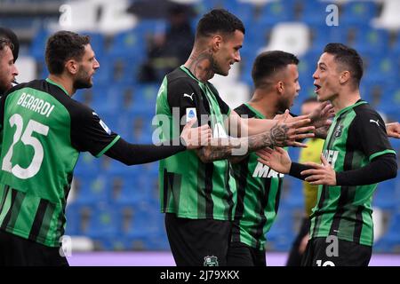 Gianluca Scamacca, de US Sassuolo (c) fête avec Domenico Berardi, Kaan Ayhan et Giacomo Raspadori après avoir inscrit le but de 1-0 lors du match de football de Serie A entre US Sassuolo et Udinese Calcio au stade Citta del Tricolor à Reggio Emilia (Italie), en mai 7th 2022. Photo Andrea Staccioli / Insidefoto Banque D'Images