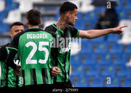 Gianluca Scamacca des États-Unis Sassuolo (r) fête avec Domenico Berardi après avoir remporté le but de 1-0 lors du match de football de Serie A entre les États-Unis Sassuolo et Udinese Calcio au stade Citta del Tricolor à Reggio Emilia (Italie), en mai 7th 2022. Photo Andrea Staccioli / Insidefoto Banque D'Images