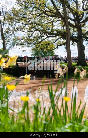 Essais de chevaux de badminton 2022, Gloucestershire, Royaume-Uni. 7th mai 2022. Sarah Ennis et Woodcourt Garrison représentant l'Irlande pendant la phase de cross-country le jour 3 des épreuves de badminton de 2022 présentées par mars à Badminton House près de Bristol, Gloucestershire, Angleterre, Royaume-Uni. Jonathan Clarke / Alamy Live News Banque D'Images