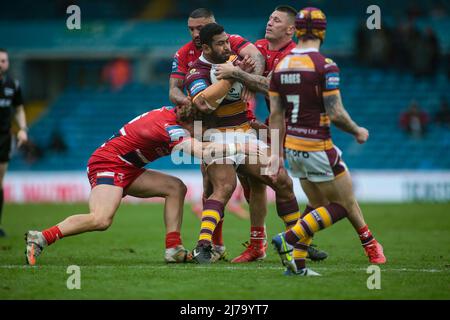 Leeds, Royaume-Uni. 07th mai 2022. Huddersfields Seb Ikahihihififo est arrêté par la défense de Hull KR lors du match demi-finale de la coupe du défi entre Huddersfield Giants et Hull KR à Elland Road, Leeds, Angleterre, le 7 mai 2022. Photo de Simon Hall. Utilisation éditoriale uniquement, licence requise pour une utilisation commerciale. Aucune utilisation dans les Paris, les jeux ou les publications d'un seul club/ligue/joueur. Crédit : UK Sports pics Ltd/Alay Live News Banque D'Images