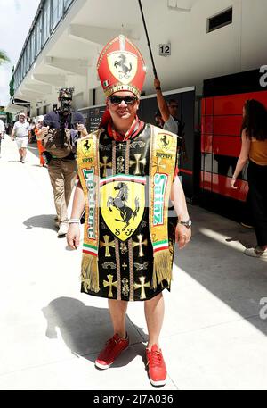 7th mai 2022, Miami International Autodrome, Miami, FORMULE 1 CRYPTO.COM GRAND PRIX DE MIAMI , fan en photo habillé comme Ferrari Pope. Banque D'Images