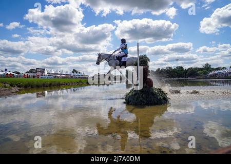 Kitty King et Vendredi Biats concourent pendant le Cross Country pendant le quatrième jour des épreuves de badminton à cheval qui ont eu lieu au Badminton Estate, Gloucestershire. Date de la photo: Samedi 7 mai 2022. Banque D'Images