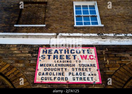 Heathcote Street WC London Street panneau - Vintage London Street panneau pour la rue de lac mecklembourgeoise menant à Heathenburgh Square, Doughty St, Caroline place. Banque D'Images