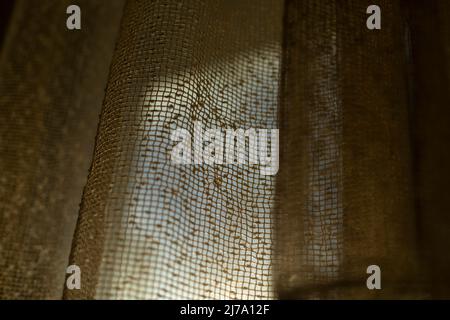 Rideaux sur la fenêtre. Tissu léger. Soleil matinal dans la fenêtre de la chambre. Banque D'Images