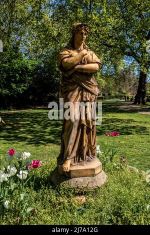 Statue d'Euterpe dans les jardins de St George, Bloomsbury, Londres. Statue de John Broad, en terre cuite de Doulton 1898. Banque D'Images