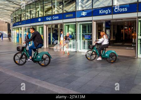 Gare de Kings Cross - les passagers louent des vélos à la gare de Kings Cross. Location de vélos à Londres. Banque D'Images