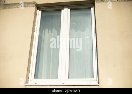 Fenêtre dans le bâtiment. Fenêtre en plastique à l'extérieur. Détails du bâtiment résidentiel. Banque D'Images