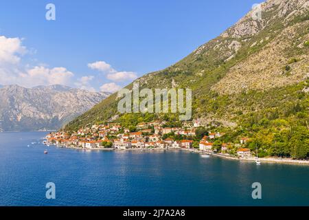 Vue sur le village médiéval de Perast, y compris la tour de l'église Saint Nikola, le long de la côte de la baie de Kotor, Monténégro. Banque D'Images