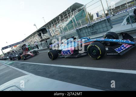 07.05.2022, Miami International Autodrome, Miami, FORMULE 1 CRYPTO.COM GRAND PRIX DE MIAMI, im Bild Fernando Alonso (ESP), Alpine F1 Team, Charles Leclerc (MCO), Scuderia Ferrari Banque D'Images