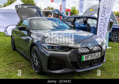 BMW i4 M50 (YF71 FLG) exposée lors de l'événement EV Live qui s'est tenu au Palais de Blenheim le 7th mai 2022 Banque D'Images