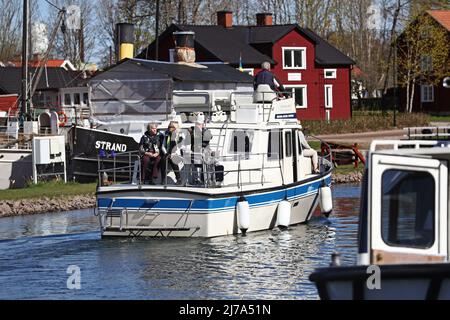 Mardi, la saison anniversaire a été inaugurée sur le canal de Göta dans l'ancien atelier de Motala (en suédois: Gamla Motala verkstad), Motala, Suède, avec des discours, des découpes de ruban et le salut habituel de canon. En 2022, il y aura 200 ans que le canal de Göta a été ouvert à la circulation sur la ligne occidentale, et 190 ans que tout le canal de Göta a été achevé et inauguré. 20 ans de dur labeur ont été écoulés et les bateaux pourraient commencer à naviguer à travers la Suède au lieu de se déplacer. Banque D'Images