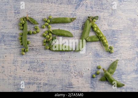 petits pois et graines entiers frais sur une table en bois avec espace de copie Banque D'Images