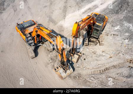 Carrière minière avec équipement lourd spécial excavation à ciel ouvert. Mine de dolomite. Vue de dessus. Industrial place - vue de dessus. Banque D'Images