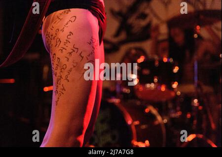 Messages écrits sur les jambes de Camille mille Debray (guitare basse, chant) des SOAP Girls pendant le Do Donnez un Damn Tour 2022 à Feierwerk, Munich. Sven Beyrich Banque D'Images