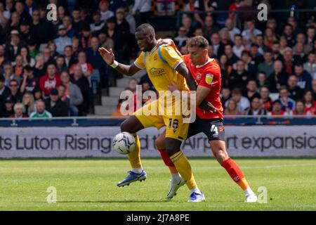 Lucas Joao #18 de Reading bataille pour le bal Kal Naismith #4 de Luton Town à Luton, Royaume-Uni, le 5/7/2022. (Photo de Richard Washbrooke/News Images/Sipa USA) Banque D'Images