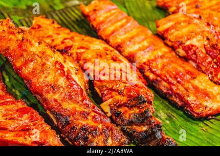 Nourriture locale viande boeuf spareribs grillés à la nuit marché Fishermans Village Bo Phut sur l'île de Koh Samui en Thaïlande. Banque D'Images