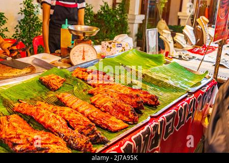 Nourriture locale viande boeuf spareribs grillés à la nuit marché Fishermans Village Bo Phut sur l'île de Koh Samui en Thaïlande. Banque D'Images