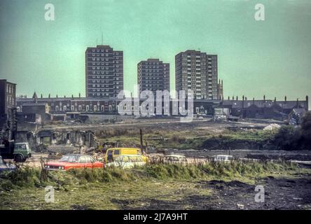 1975 image d'archive de la zone de réaménagement de la Banque Primrose à Blackburn, Lancashire. Les blocs de la tour derrière le logement en terrasse ont été construits à la fin de 1960s et ont depuis été partiellement démolis et partiellement remis à neuf. Banque D'Images