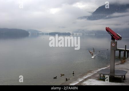 Un télescope au bord d'un lac Banque D'Images