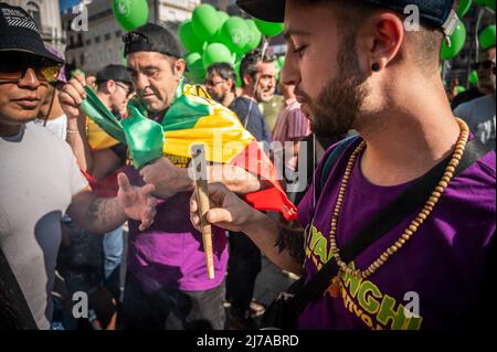 Madrid, Espagne. 07th mai 2022. Les gens sont vus avec une grande articulation lors de la Marche mondiale de la marijuana. Des milliers de personnes marchent dans le centre-ville pour exiger une loi légalisant le cannabis. La Marche mondiale de la marijuana se tient chaque année le premier samedi de mai dans de nombreuses villes du monde. Credit: Marcos del Mazo/Alay Live News Banque D'Images