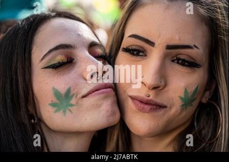 Madrid, Espagne. 07th mai 2022. Deux femmes avec des feuilles de marijuana peintes sur leur visage sont vues pendant la Marche mondiale de la marijuana. Des milliers de personnes marchent dans le centre-ville pour exiger une loi légalisant le cannabis. La Marche mondiale de la marijuana se tient chaque année le premier samedi de mai dans de nombreuses villes du monde. Credit: Marcos del Mazo/Alay Live News Banque D'Images