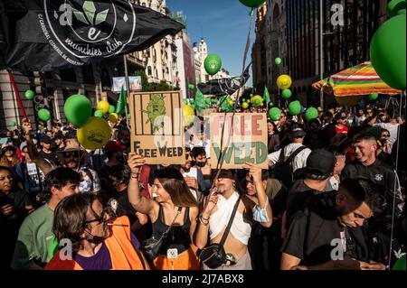 Madrid, Espagne. 07th mai 2022. Des manifestants portant des écriteaux, des drapeaux et des ballons sont vus pendant la Marche mondiale de la marijuana. Des milliers de personnes marchent dans le centre-ville pour exiger une loi légalisant le cannabis. La Marche mondiale de la marijuana se tient chaque année le premier samedi de mai dans de nombreuses villes du monde. Credit: Marcos del Mazo/Alay Live News Banque D'Images