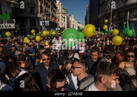 Madrid, Espagne. 07th mai 2022. Des manifestants portant des ballons sont vus pendant la Marche mondiale de la marijuana. Des milliers de personnes marchent dans le centre-ville pour exiger une loi légalisant le cannabis. La Marche mondiale de la marijuana se tient chaque année le premier samedi de mai dans de nombreuses villes du monde. Credit: Marcos del Mazo/Alay Live News Banque D'Images