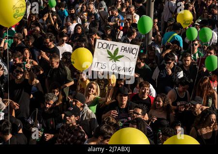 Madrid, Espagne. 07th mai 2022. Des manifestants portant des écriteaux et des ballons sont vus pendant la Marche mondiale de la marijuana. Des milliers de personnes marchent dans le centre-ville pour exiger une loi légalisant le cannabis. La Marche mondiale de la marijuana se tient chaque année le premier samedi de mai dans de nombreuses villes du monde. Credit: Marcos del Mazo/Alay Live News Banque D'Images