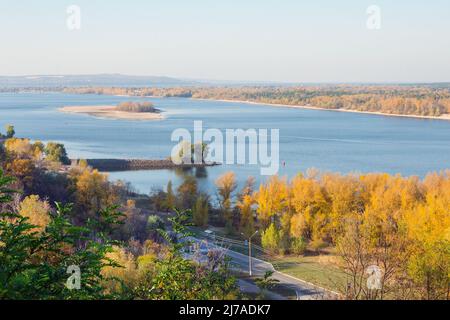 L'Ukraine avant la guerre. Vue sur le Dniepr, la forêt et les ponts de Kaniv, région de Cherkasy, Ukraine depuis la montagne funéraire de Taras Shevchenko. Arrêter Banque D'Images