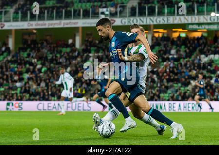 GRONINGEN - (lr)Younes Namli de Sparta Rotterdam, Tomas Suslov du FC Groningen lors du match néerlandais Eredivisie entre le FC Groningen et Sparta Rotterdam au stade Euroborg, le 7 mai 2022 à Groningen, pays-Bas. ANP COR LASKER Banque D'Images