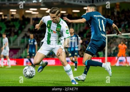 GRONINGEN - (lr) Tomas Suslov du FC Groningen Younes Namli de Sparta Rotterdam lors du match néerlandais Eredivisie entre le FC Groningen et Sparta Rotterdam au stade Euroborg, le 7 mai 2022 à Groningen, pays-Bas. ANP COR LASKER Banque D'Images