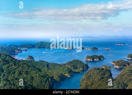Vue panoramique sur le paysage marin de Kujūkushima avec des îles qui se trouvent au large de sasebo célèbre pour sa côte à dents de scie avec plusieurs îlots faisant partie de Saikai Nati Banque D'Images