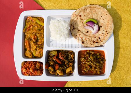 Déjeuner indien simple maison de Roti, sabji avec mélange de veg brainjal curry de pommes de terre et de haricots français curry, dal et dessert de carottes Banque D'Images