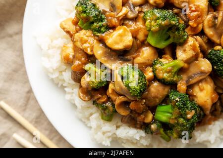 Poulet maison à la sauce aux légumes avec riz blanc, vue du dessus. Pose à plat, en hauteur, par le dessus. Banque D'Images