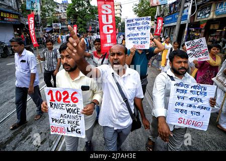 Les militants du social Unity Center of India (SUCI) criaient des slogans tout en tenant des pancartes lors d'une manifestation contre le gouvernement central pour la hausse des prix des bouteilles de gaz de pétrole liquéfié (GPL) à Kolkata. La hausse des prix de la bouteille de gaz de cuisson a atteint RS 1026 en Inde, ce qui a eu un effet sur la vie économique des citoyens ordinaires. Banque D'Images