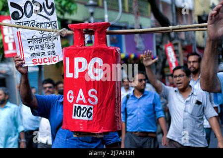 Les militants du social Unity Center of India (SUCI) criaient des slogans tout en tenant des pancartes lors d'une manifestation contre le gouvernement central pour la hausse des prix des bouteilles de gaz de pétrole liquéfié (GPL) à Kolkata. La hausse des prix de la bouteille de gaz de cuisson a atteint RS 1026 en Inde, ce qui a eu un effet sur la vie économique des citoyens ordinaires. Banque D'Images