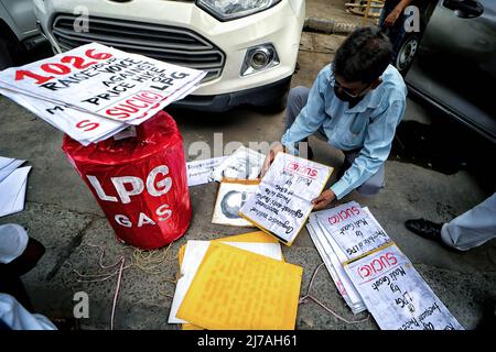 Le militant du social Unity Center of India (SUCI) a vu préparer des pancartes de protestation sur la question de la hausse des prix des bouteilles de gaz de pétrole liquéfié (GPL) domestiques. La hausse des prix de la bouteille de gaz de cuisson a atteint RS 1026 en Inde, ce qui a eu un effet sur la vie économique des citoyens ordinaires. Banque D'Images
