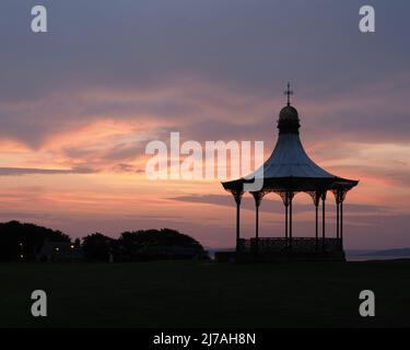 31MP taille HRS. Coucher de soleil derrière le Wallace Bandstand, construit en 1884 sur Nairn Links. Banque D'Images