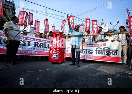 Les militants du social Unity Center of India (SUCI) brandissent des banderoles lors d'une manifestation contre le gouvernement central pour la hausse des prix des bouteilles de gaz de pétrole liquéfié (GPL) à Kolkata. La hausse des prix de la bouteille de gaz de cuisson a atteint RS 1026 en Inde, ce qui a eu un effet sur la vie économique des citoyens ordinaires. (Photo par Avishek Das / SOPA Images / Sipa USA) Banque D'Images