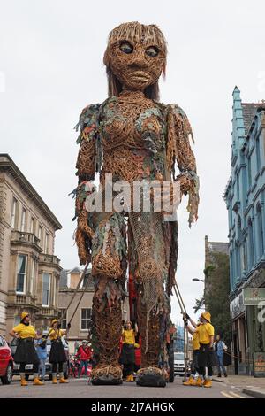 Storm, déesse mythique de la mer, 10m marionnettes mécaniques de grande taille, sur la rue Nairn High. Fabriqué par Vision Mechanics à partir de matériaux recyclés et de saule. Banque D'Images