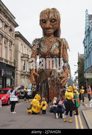 Tempête, déesse mythique de la mer, 10m marionnettes mécaniques de grande taille, s'agenouillant aux enfants sur la rue Nairn High. Fabriqué par Vision Mechanics à partir de matériaux recyclés. Banque D'Images