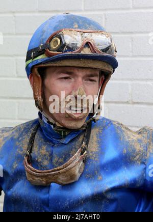 Louisville, États-Unis. 07th mai 2022. Le jockey Florent Geroux s'entretient avec l'entraîneur de Shared Sense après la sixième course alors qu'ils waite pour the148th course du Kentucky Derby à Churchill Downs le samedi 7 mai 2022 à Louisville, Kentucky. Photo de John Sommers II/UPI crédit: UPI/Alay Live News Banque D'Images