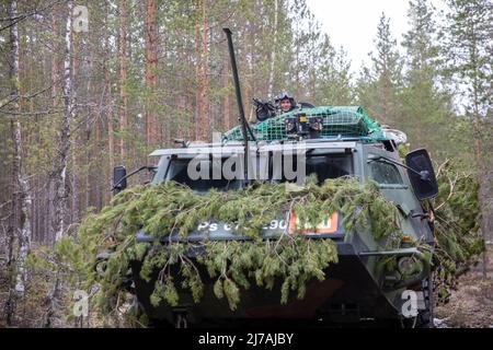 Niinisalo, Finlande. 05 mai 2022. Un soldat finlandais a une mitrailleuse au-dessus d'un véhicule blindé Patria Pasi lors d'exercices de combat simulés Arrow 22 dans la zone d'entraînement de Niinisalo, le 5 mai 2022 à Niinisalo, en Finlande. L'exercice militaire annuel de la Finlande comprenait les États-Unis, l'Estonie, la Lativia et le Royaume-Uni. Crédit: SPC. Elizabeth MacPherson/Armée des États-Unis/Alamy Live News Banque D'Images