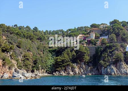 Vue de l'eau de mer vers emplacement résidentiel sur la rue Suro Gross sur la falaise côtière entre Tortuga et Canyelles près de Lloret de Mar ville au-dessus de Cal Banque D'Images