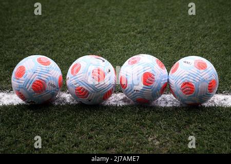 Londres, Royaume-Uni. 07th mai 2022. Ballons de football sur le terrain avant les échauffements avant match. Match de première ligue, Crystal Palace v Watford au stade Selhurst Park à Londres le samedi 7th mai 2022. Cette image ne peut être utilisée qu'à des fins éditoriales. Utilisation éditoriale uniquement, licence requise pour une utilisation commerciale. Aucune utilisation dans les Paris, les jeux ou les publications d'un seul club/ligue/joueur. photo par Steffan Bowen/Andrew Orchard sports photographie/Alay Live news crédit: Andrew Orchard sports photographie/Alay Live News Banque D'Images