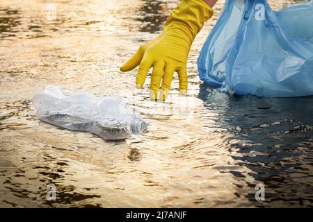 Récupérez les poubelles de la plage. Nettoyage des déchets de plage plastique bouteille d'animaux pollution plastique. Nettoyez volontairement les déchets de rivière ramassez les déchets. Prélèvement Banque D'Images